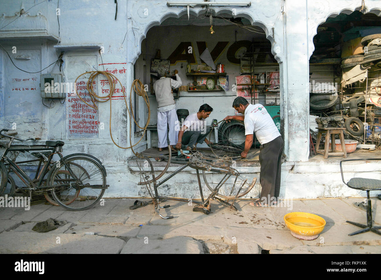 La vie quotidienne dans les rues de Jodhpur. Jodhpur également appelée Ville Bleue de l'Inde. Banque D'Images