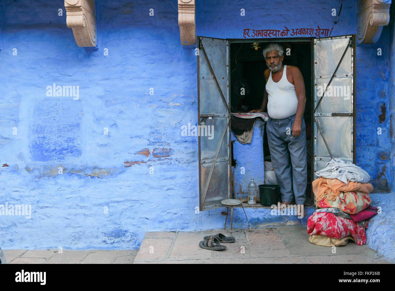 Local non identifié à l'intérieur du vendeur son petit magasin à Jodhpur street. Banque D'Images