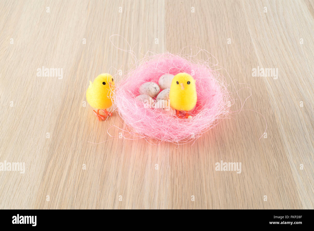 Pâques, les petits oeufs colorés et poussin Banque D'Images
