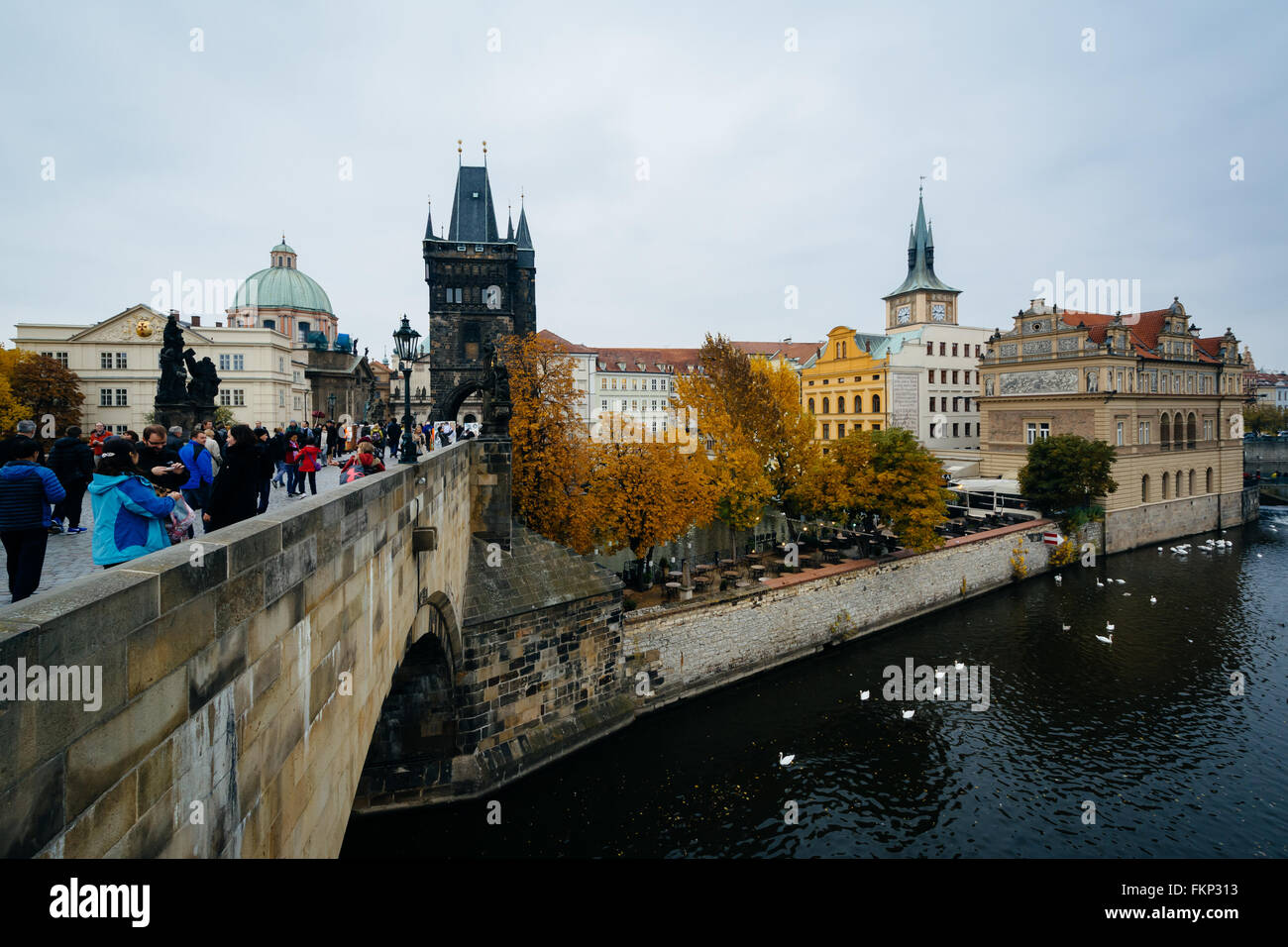 Le Pont Charles et les bâtiments le long de la Vltava, à Prague, en République tchèque. Banque D'Images