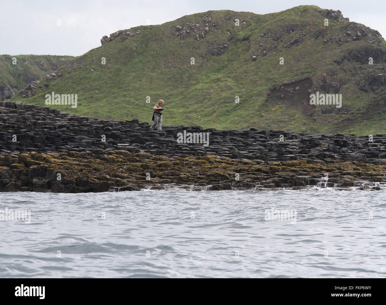 Balades touristiques sur la Chaussée des Géants , le Comté d'Antrim, en Irlande du Nord. Banque D'Images