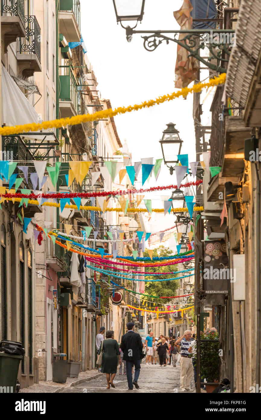 Scène de rue à l'heure du festival dans le quartier historique de Barrio Alto, Lisbonne, Portugal Banque D'Images