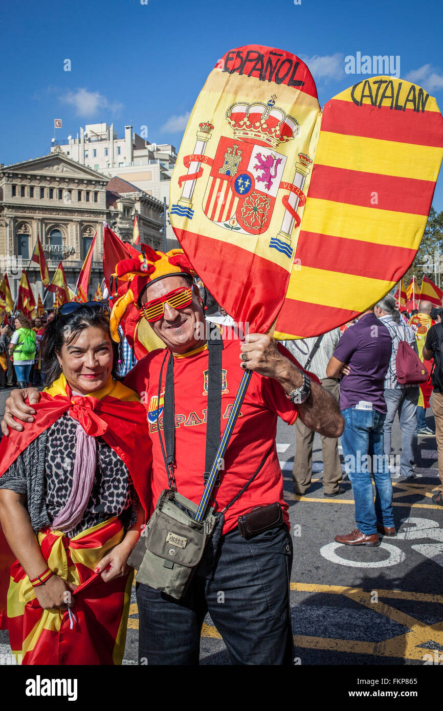 Des manifestants anti-indépendantiste catalan espagnol et catalan portent un drapeau au cours d'une manifestation pour l'unité de l'Espagne sur l'occasio Banque D'Images