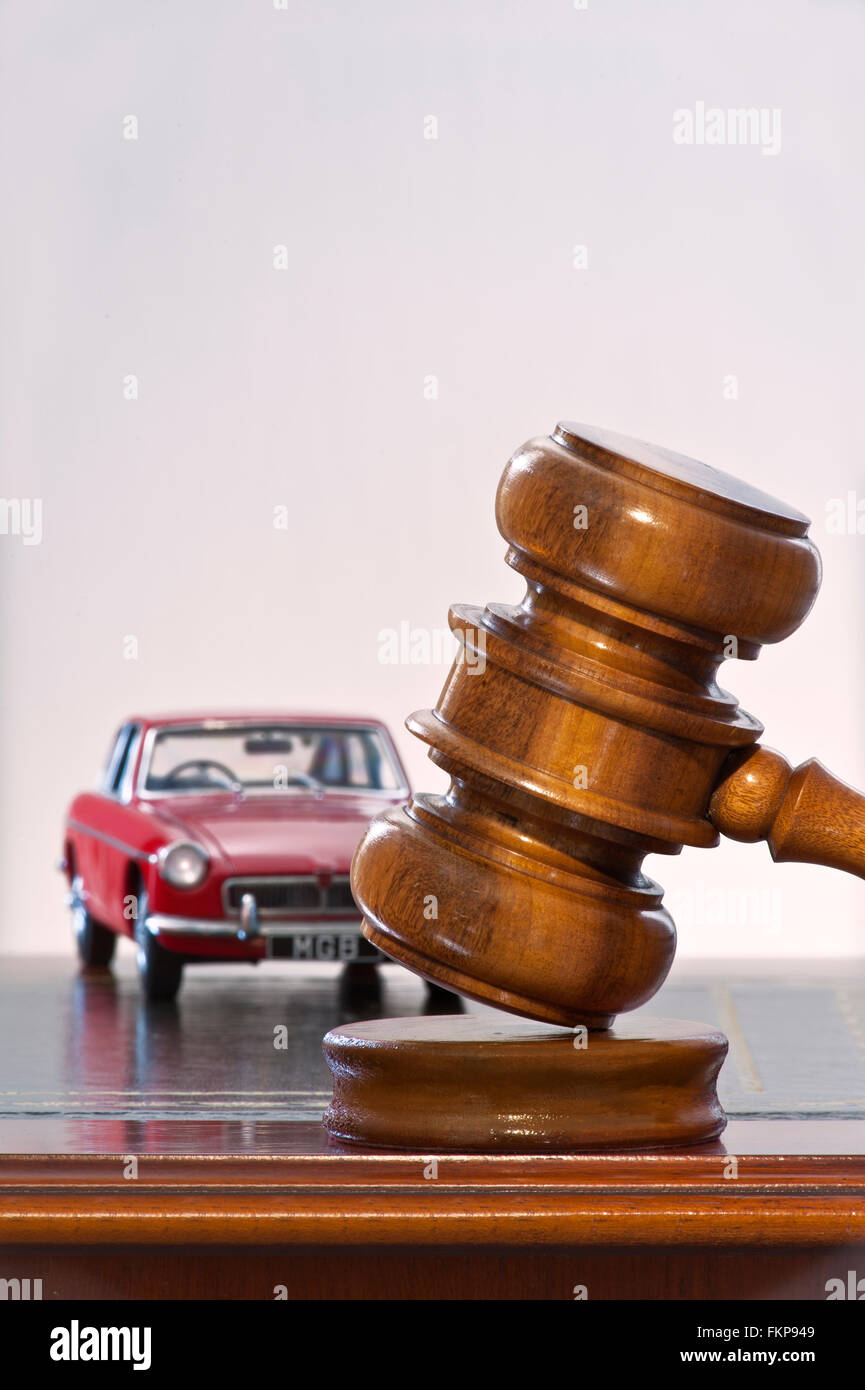 Image Concept de Classic vintage rouge 1969 MGB GT avec marteau d'encanteurs Banque D'Images