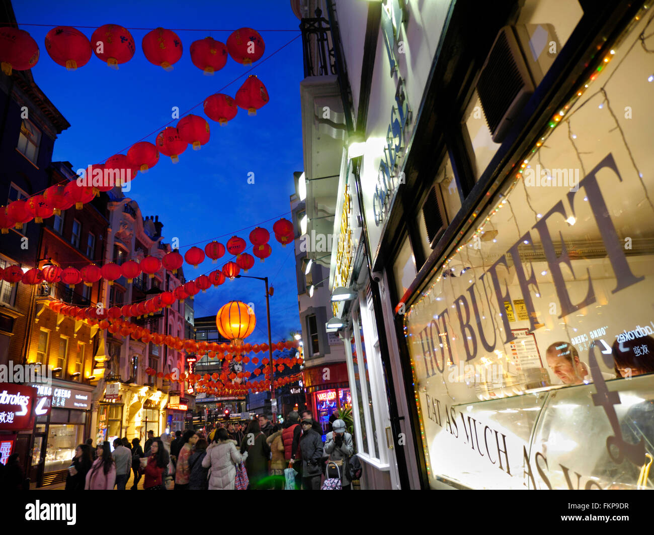 Wardour Street avec des lanternes chinoises traditionnelles rouge typique et fenêtre buffet chinois en premier plan Chinatown Soho London UK Banque D'Images