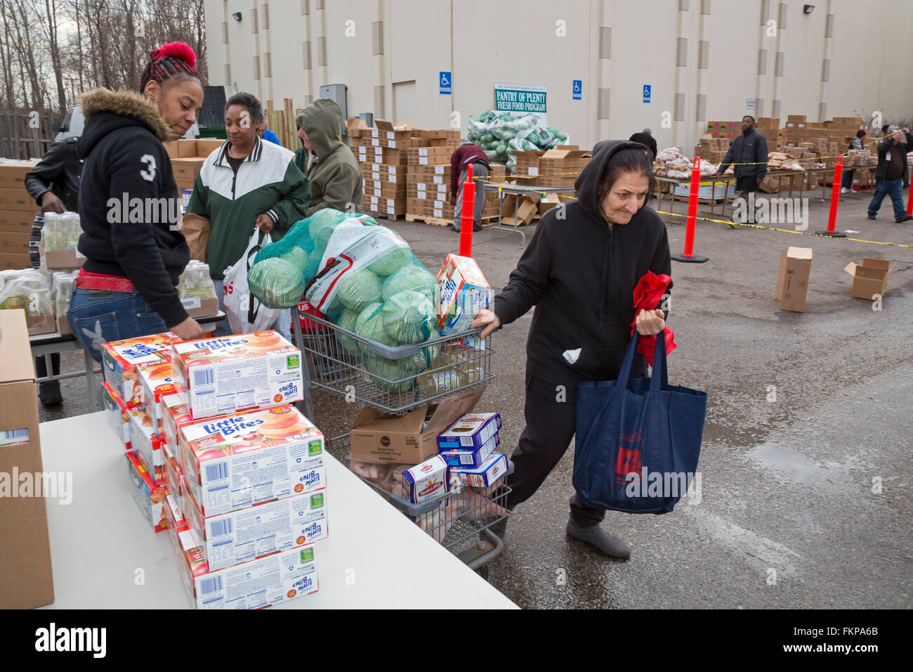 Detroit, Michigan - Les bénévoles de l'Arab American Conseil Chaldéen et distribuer de la nourriture aux affamés. Banque D'Images
