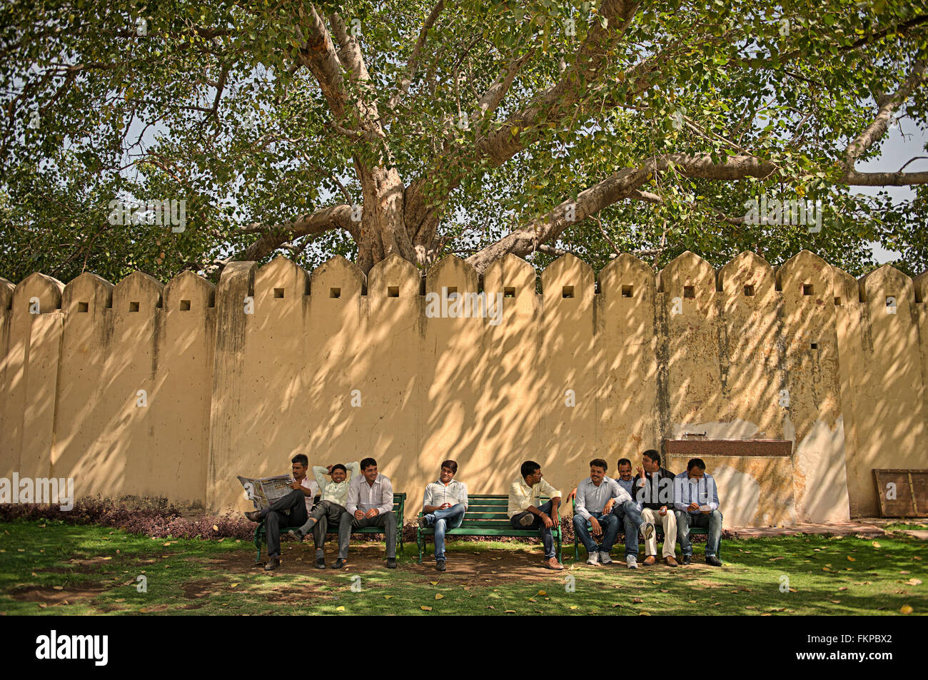 Groupe de personnes se détendre sous l'arbre à l'intérieur Jantar Mantar le site d'astronomie. Banque D'Images