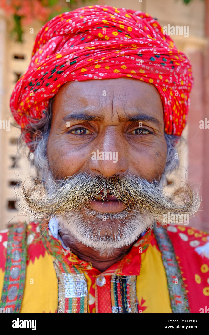 Les populations locales indiennes non identifiés posent pour l'appareil photo avec costume traditionnel. Il est un Rajastani local Banque D'Images