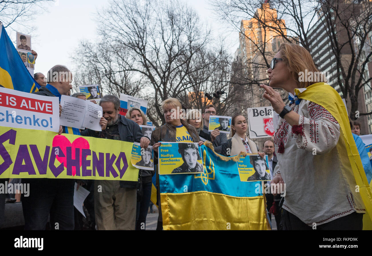 New York, États-Unis. 09Th Mar, 2016. Les manifestants tenir signes et chanter pendant le rallye pour Nadia Savchenko. Les partisans de l'Ukrainien emprisonné Nadia pilote Savchenko, qui est actuellement détenu par la Russie et en procès pour le meurtre présumé de deux journaliste russe en 2014, se sont rassemblés à l'entrée sud-ouest de Central Park pour exiger sa libération et retour à l'Ukraine Credit : Albin Lohr-Jones/Pacific Press/Alamy Live News Banque D'Images