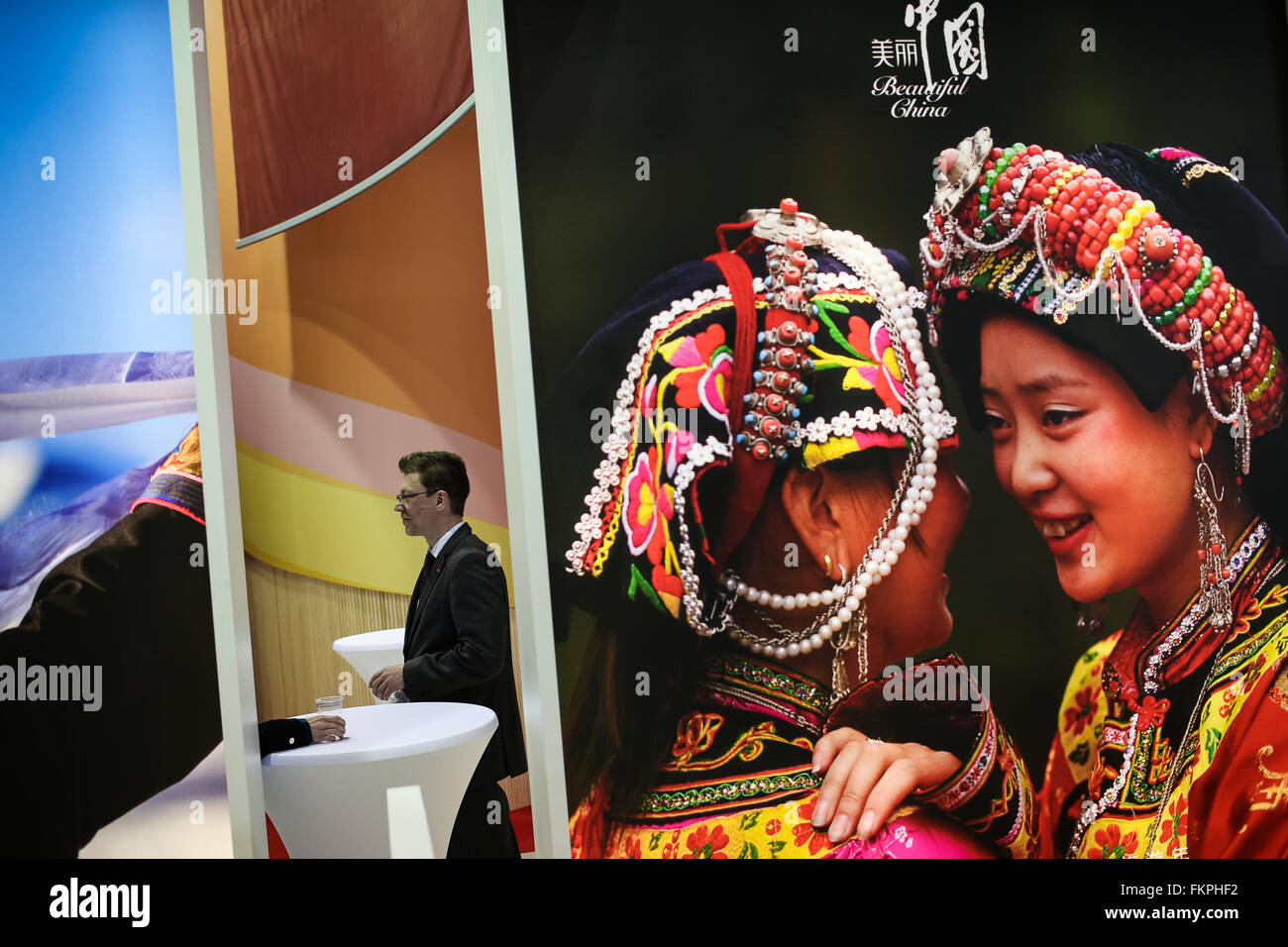 Berlin, Allemagne. Mar 9, 2016. Les visiteurs parlent en Chine stand pendant le 50e Salon International du Tourisme de Berlin (ITB) à Berlin, Allemagne, le 9 mars 2016. Les exposants chinois se sont réunis pour promouvoir le tourisme "Route de la soie" en Chine comme la 50e ITB Berlin a donné le coup d'ici mercredi. © Zhang Fan/Xinhua/Alamy Live News Banque D'Images