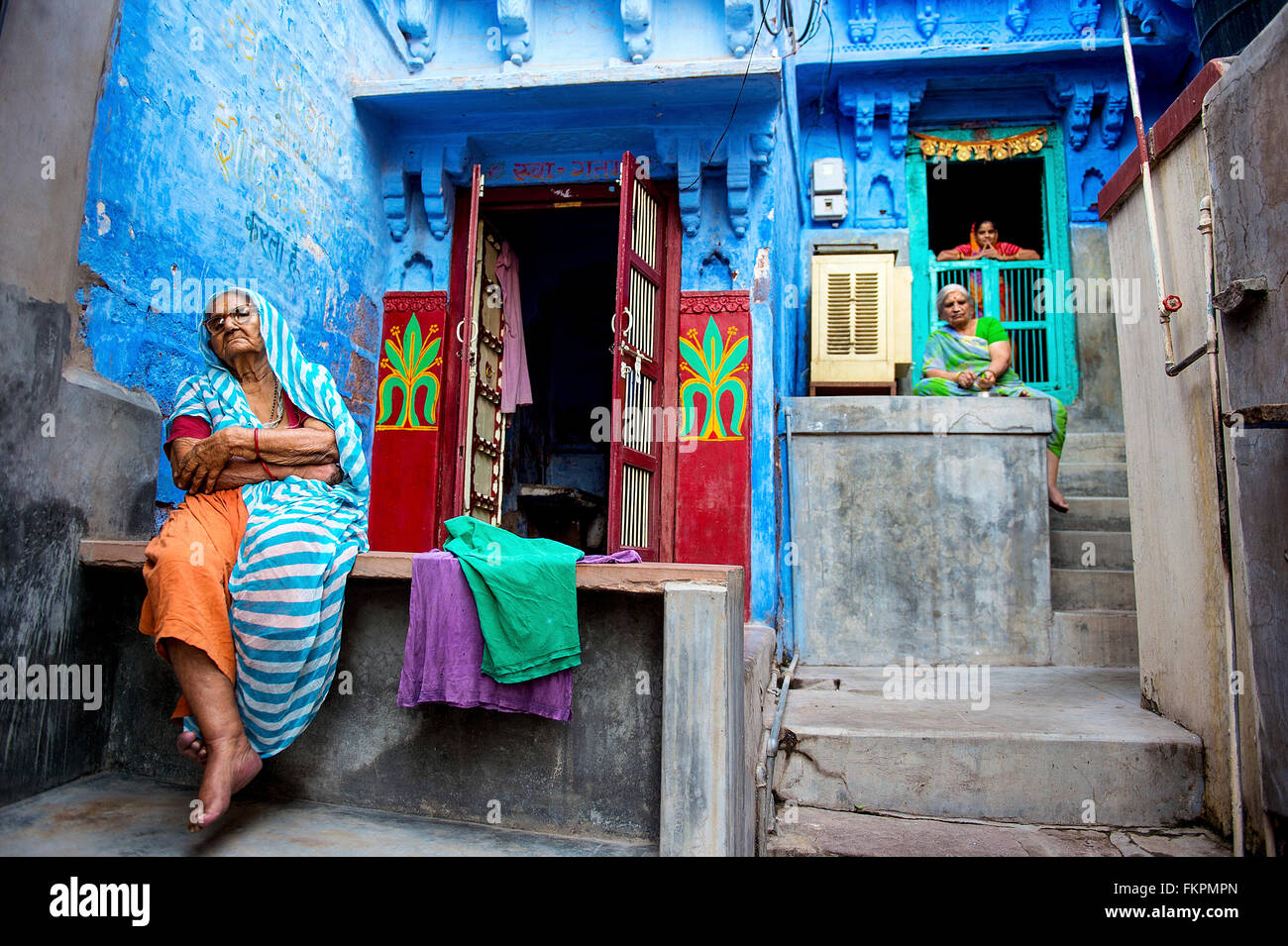La vie quotidienne de la famille indienne locale non identifiés dans les rues de Jodhpur, Inde. Banque D'Images