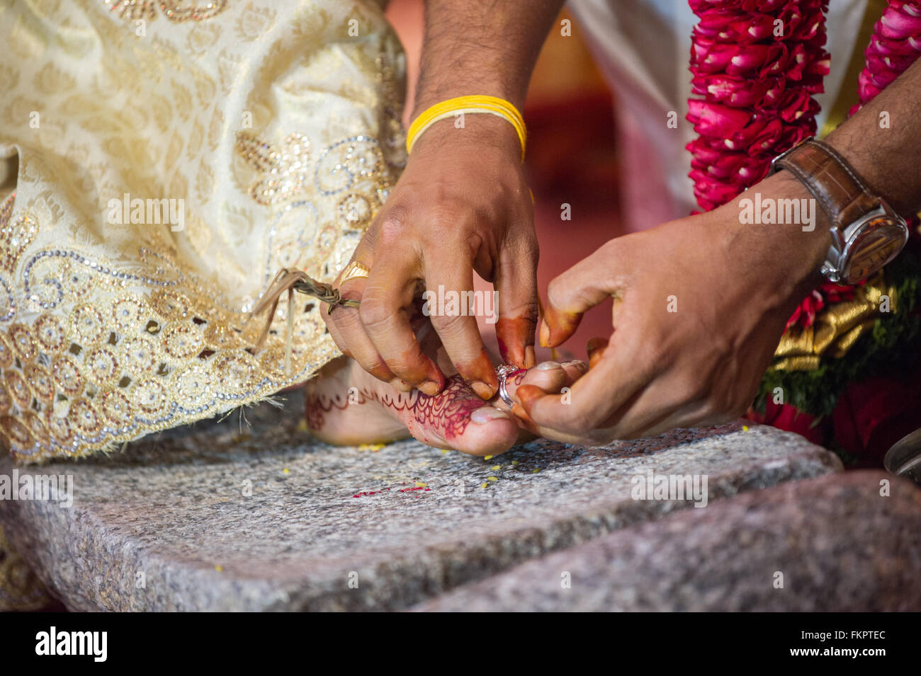 Le port de bague d'orteil indienne au cérémonie de mariage hindou Banque D'Images