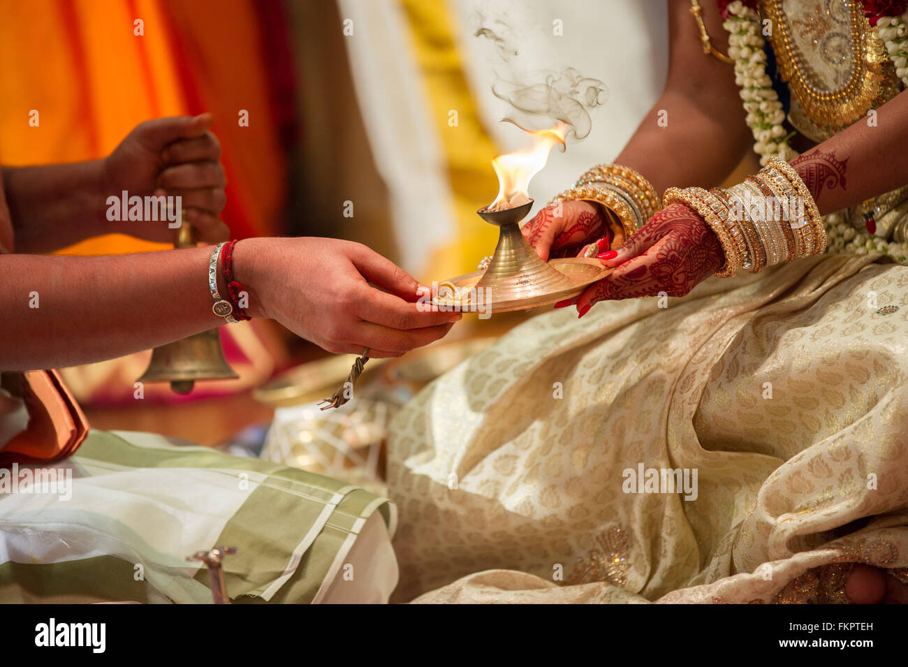 Réception de mariée la lampe du prêtre à la cérémonie de mariage hindou indien Banque D'Images