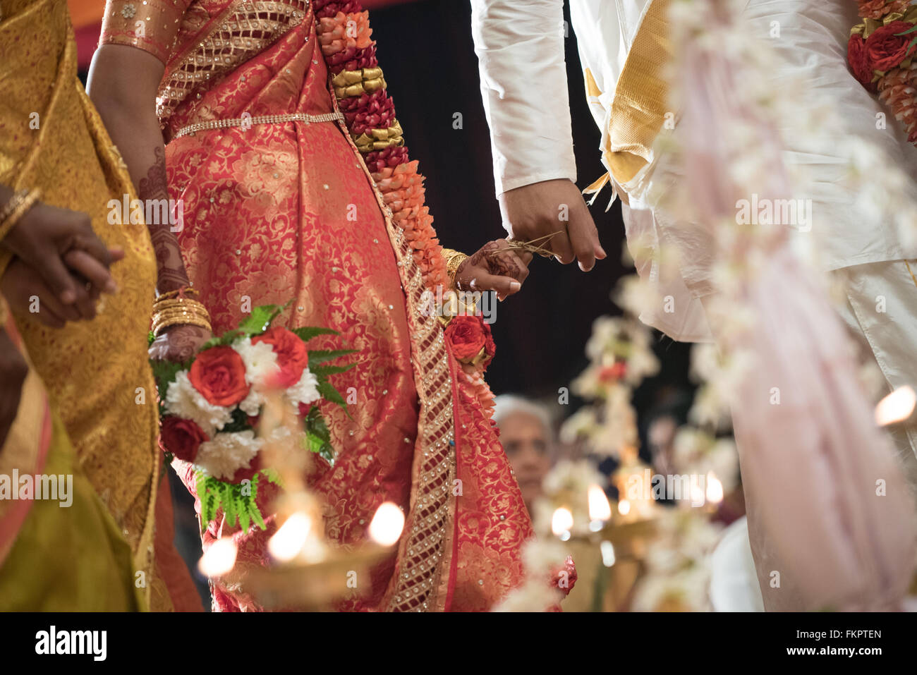 Bride and Groom reliant Pinky les doigts à la cérémonie de mariage hindou indien Banque D'Images