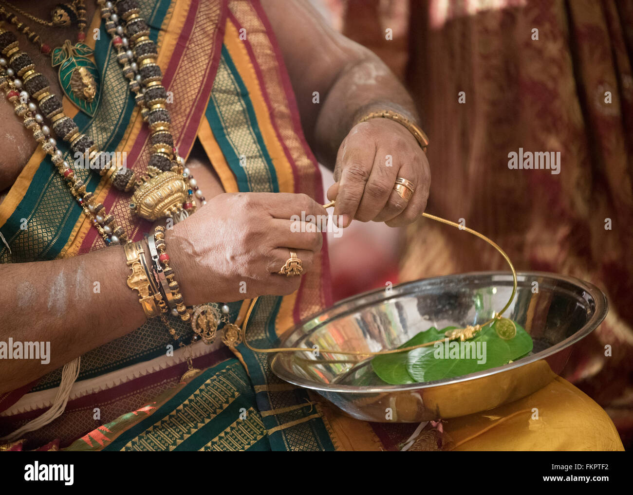 Thali indien au prêtre avec cérémonie de mariage hindou Banque D'Images