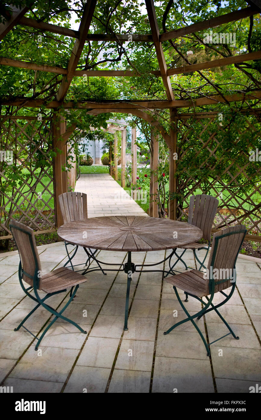 Pergola et un jardin de roses dans un parc français Banque D'Images