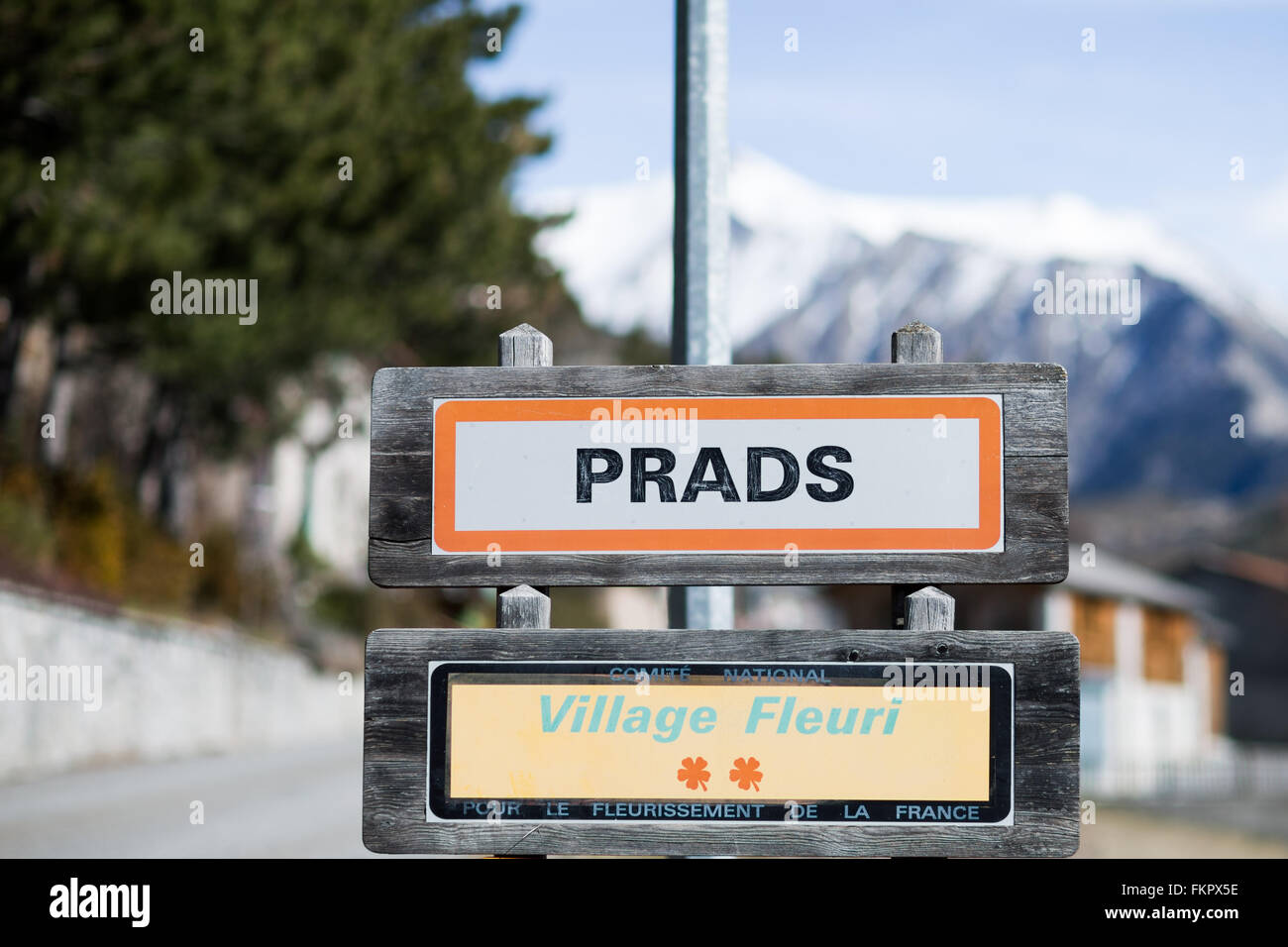 La ville signe lit Prads dans une rue qui mène au village de location-Bléone, France, 26 février 2016. Le village de location-Bléone est situé près de l'emplacement de l'accident du vol Germanwings 4U 9525 dans les Alpes françaises. Photo : afp/Vennenbernd Rolf Banque D'Images