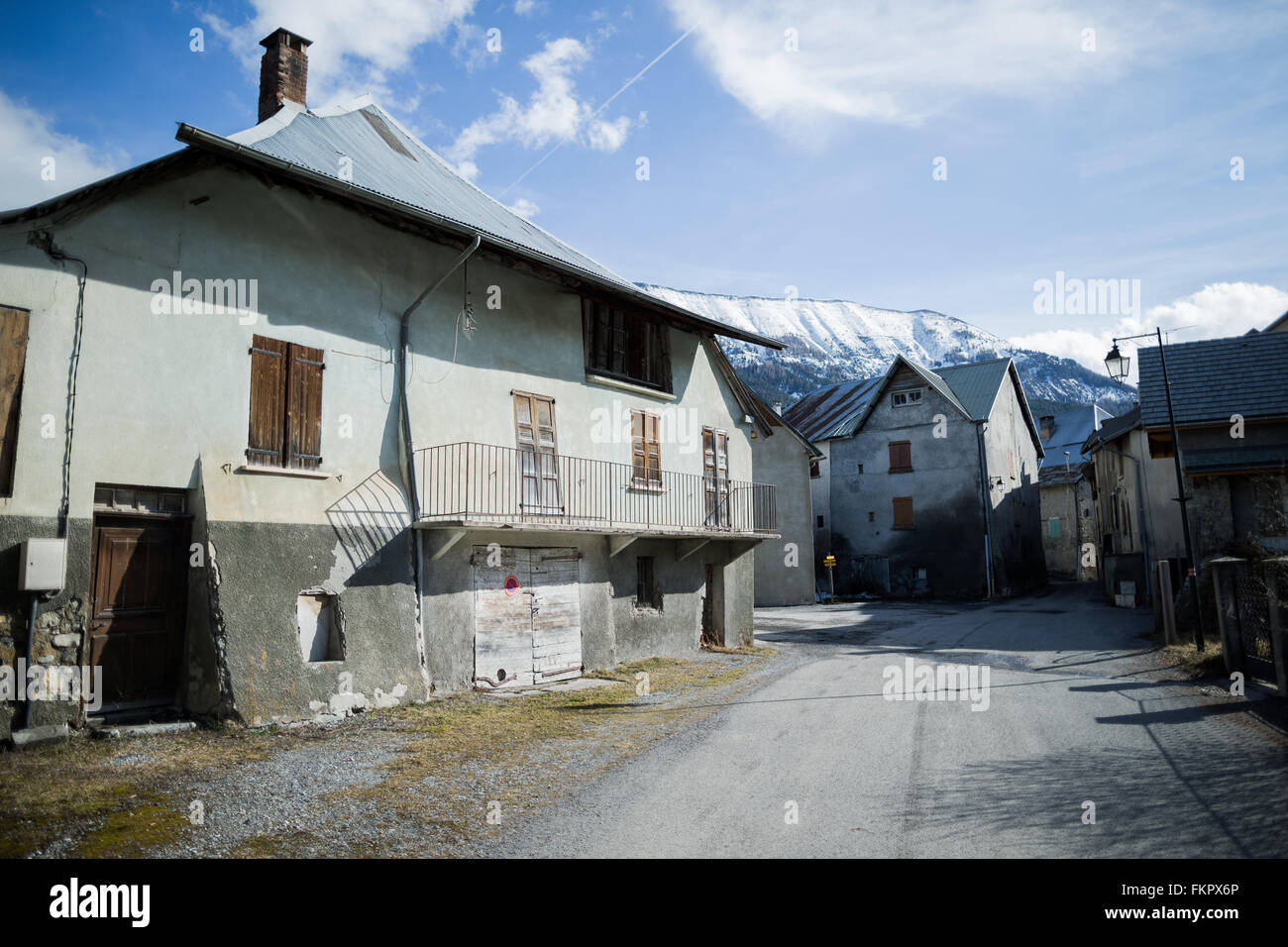 Le Vernet, France. Feb 26, 2016. Une vue d'une rue déserte au Vernet, France, 26 février 2016. Le village de Le Vernet est situé près de l'emplacement de l'accident du vol Crash de Germanwings (4U) 9525 qui s'est écrasé à l'année dernière. Alpes Frrench Photo : Rolf Vennenbernd/dpa/Alamy Live News Banque D'Images