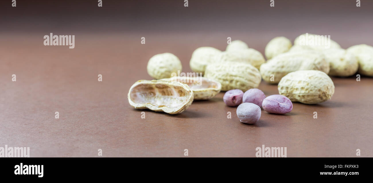 De l'arachide avec shell sur papier brun Banque D'Images