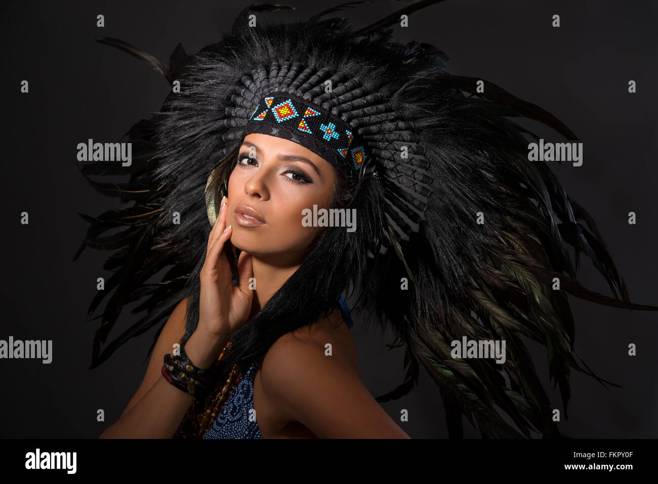 Portrait de jeune belle femme en costume de American Indian.Studio shot. Banque D'Images