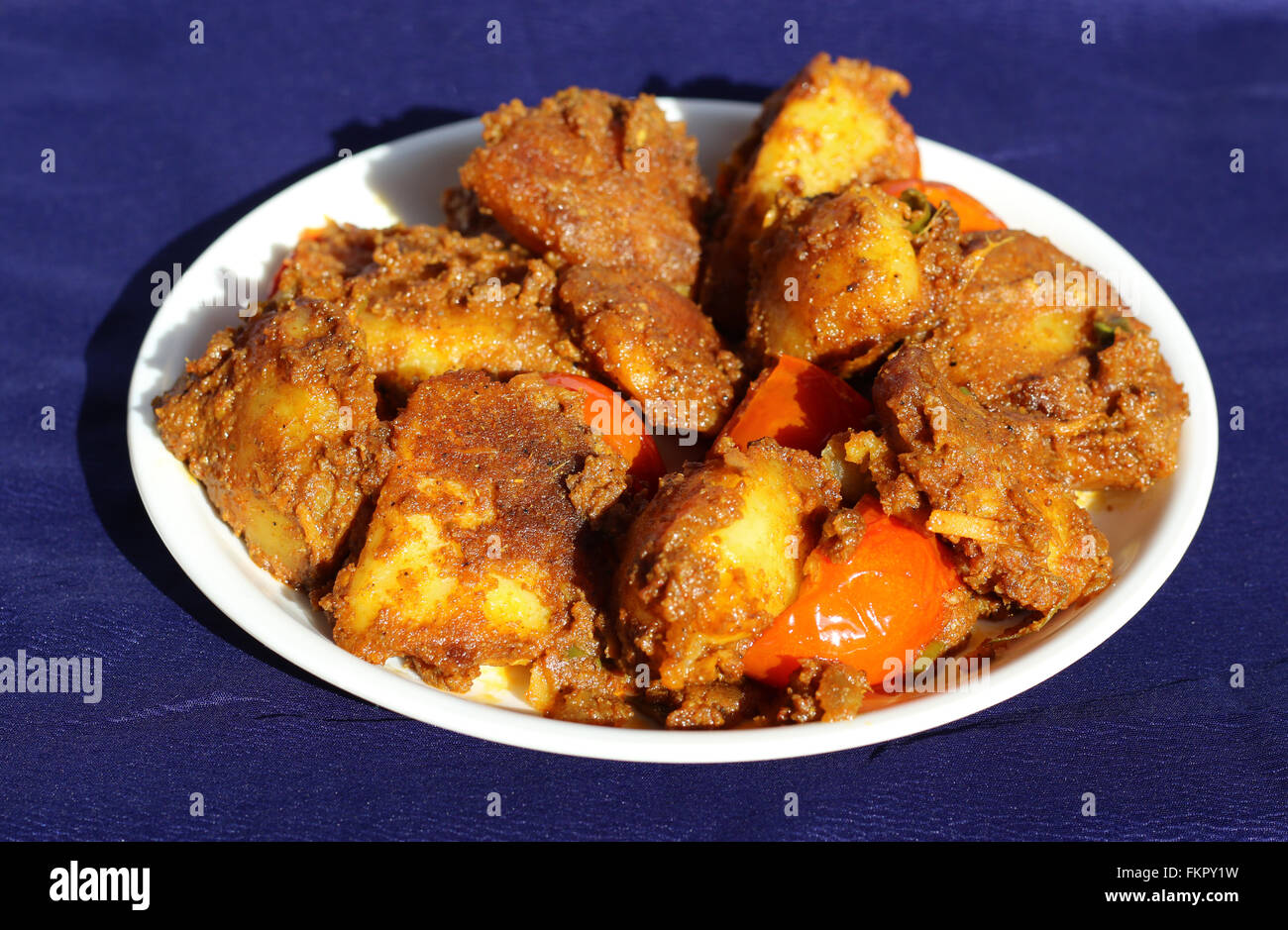 Poêlée de pommes de terre ou curry masala aalu Banque D'Images
