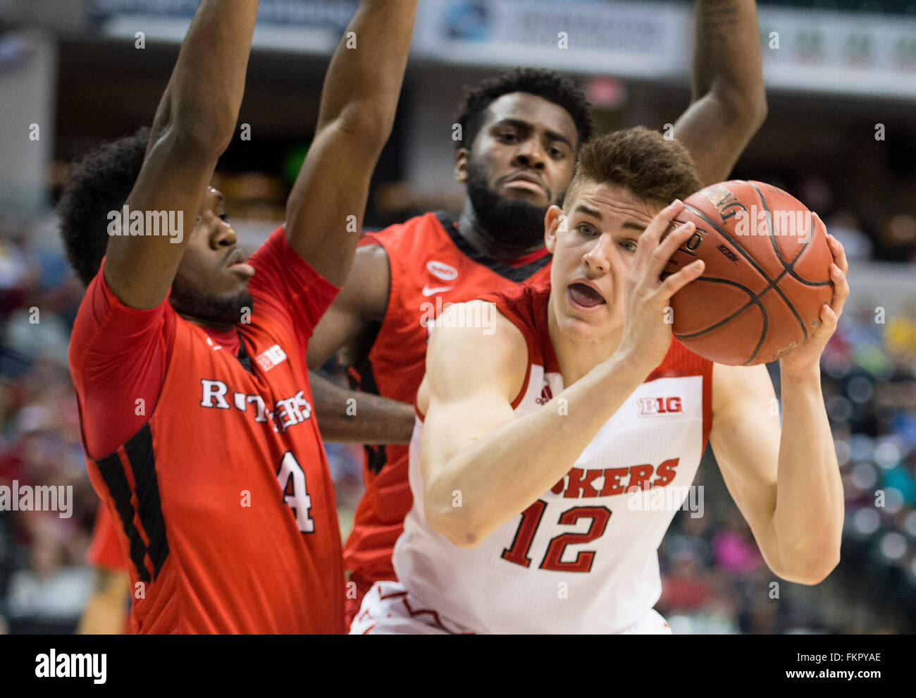 Indianapolis, IN. USA. 09Th Mar, 2016. Avant Michael Jacobson Cornhuskers du Nebraska # 12 s'empare d'un rebond sur la Rutgers Scarlet Knights avant Jonathan Laurent # 4 et Rutgers Scarlet Knights avant D.J. Foreman # 1 dans la première moitié au cours de la Conférence Big 10 tournoi de basket-ball de Mens entre Nebraska et à la Rutgers Banker's Life Fieldhouse à Indianapolis, IN.Session 1 Participation : 16 528.Arizona 89, 72 Rutgers.Mark Davis/Cal Sport Media/Alamy Live News Banque D'Images