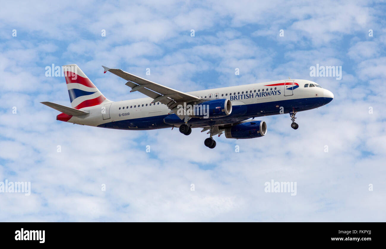 L'atterrissage de l'avion de British Airways à l'aéroport Heathrow de Londres Banque D'Images