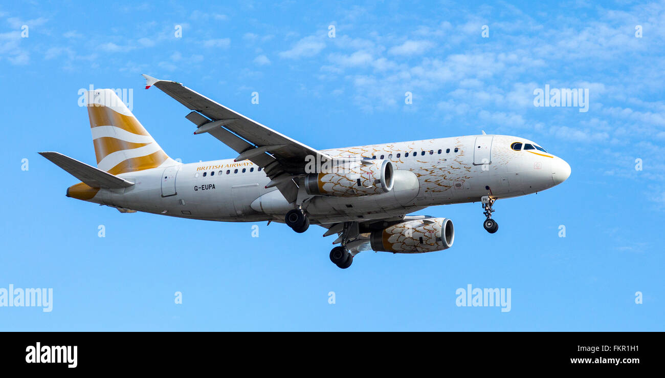 L'atterrissage de l'avion de British Airways à l'aéroport Heathrow de Londres Banque D'Images