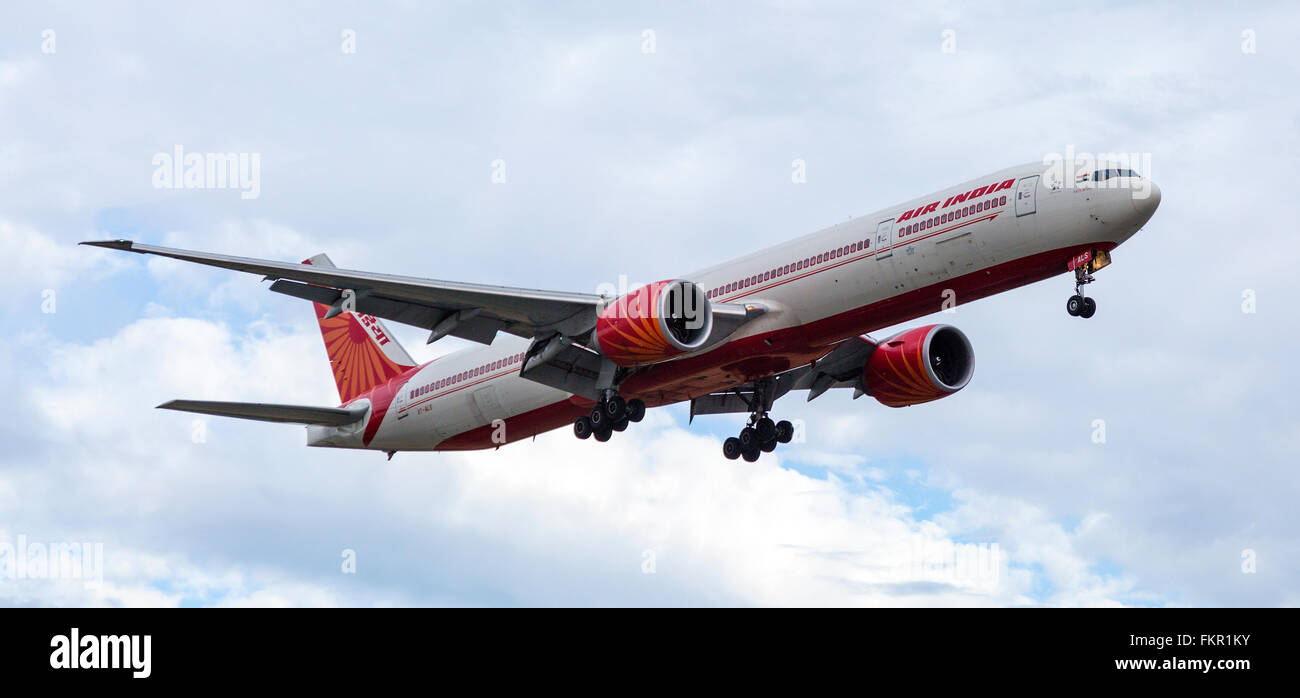 L'atterrissage de l'avion d'Air India à l'aéroport Heathrow de Londres Banque D'Images