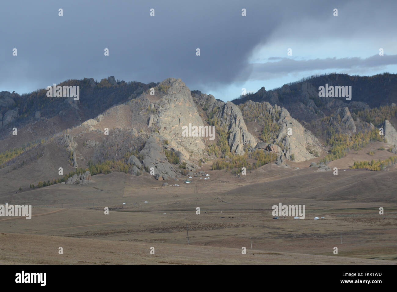 Chemin de fer transsibérien traversant la Mongolie dans le désert de Gobi avec l'approche de tempête afficher le paysage désertique du Parc National de Gorkhi-Terelj. Banque D'Images