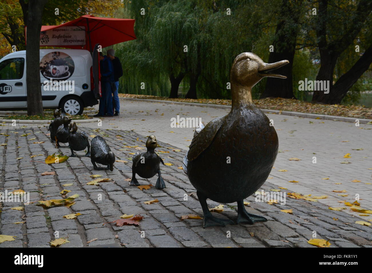 Dans un parc près du couvent Novodievitchi à Moscou, la mère de bronze-duck prend huit canetons de bronze à l'étang. Banque D'Images