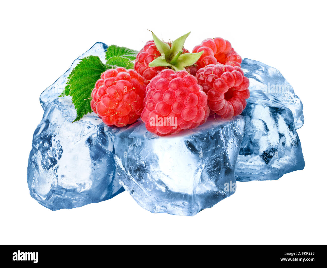 Tas de framboises cultivées sur un gel de la glace concassée (FMCG). Chemin de détourage, grande profondeur de champ Banque D'Images