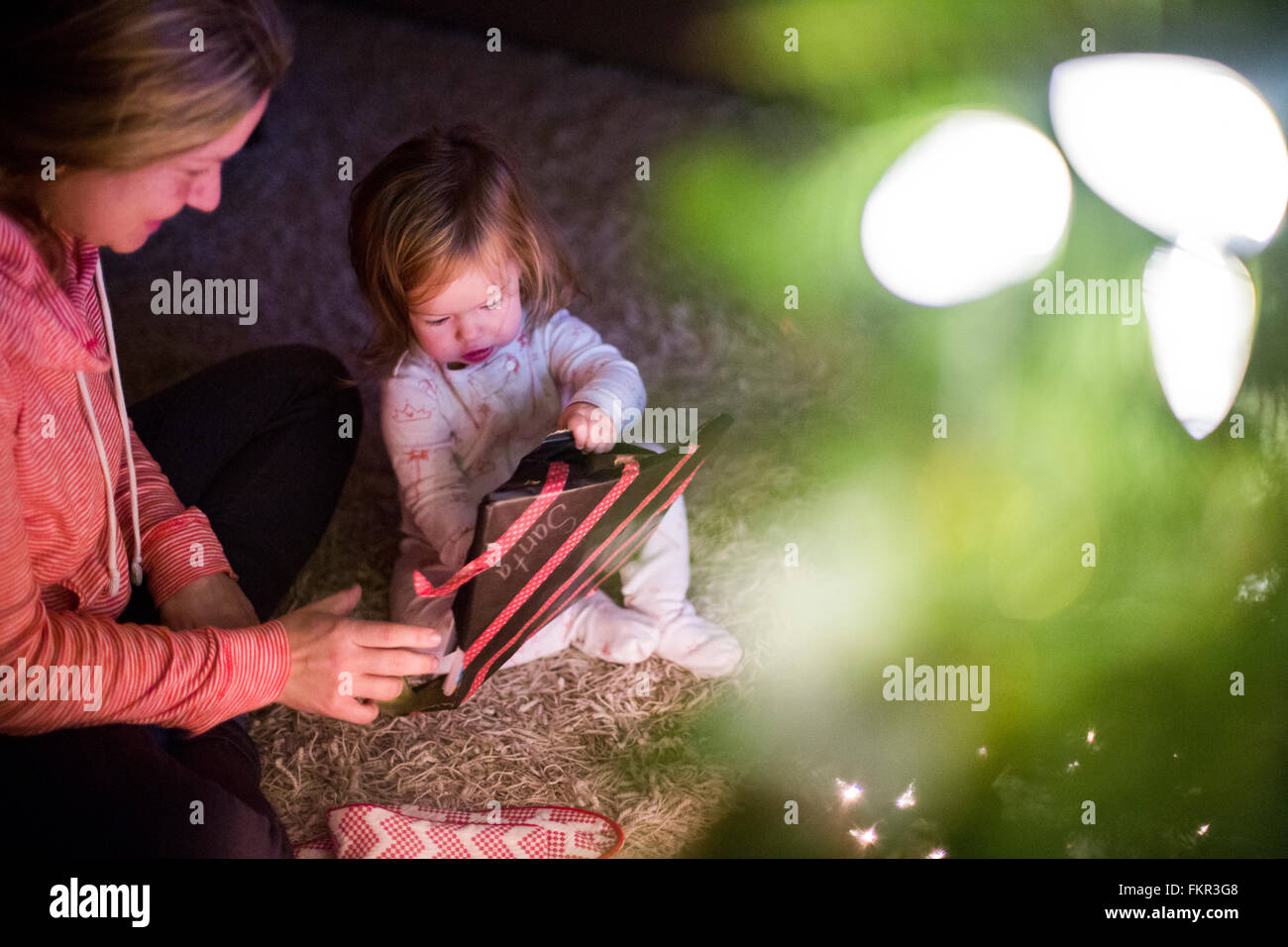 Caucasian mother and daughter opening Christmas Gift Banque D'Images