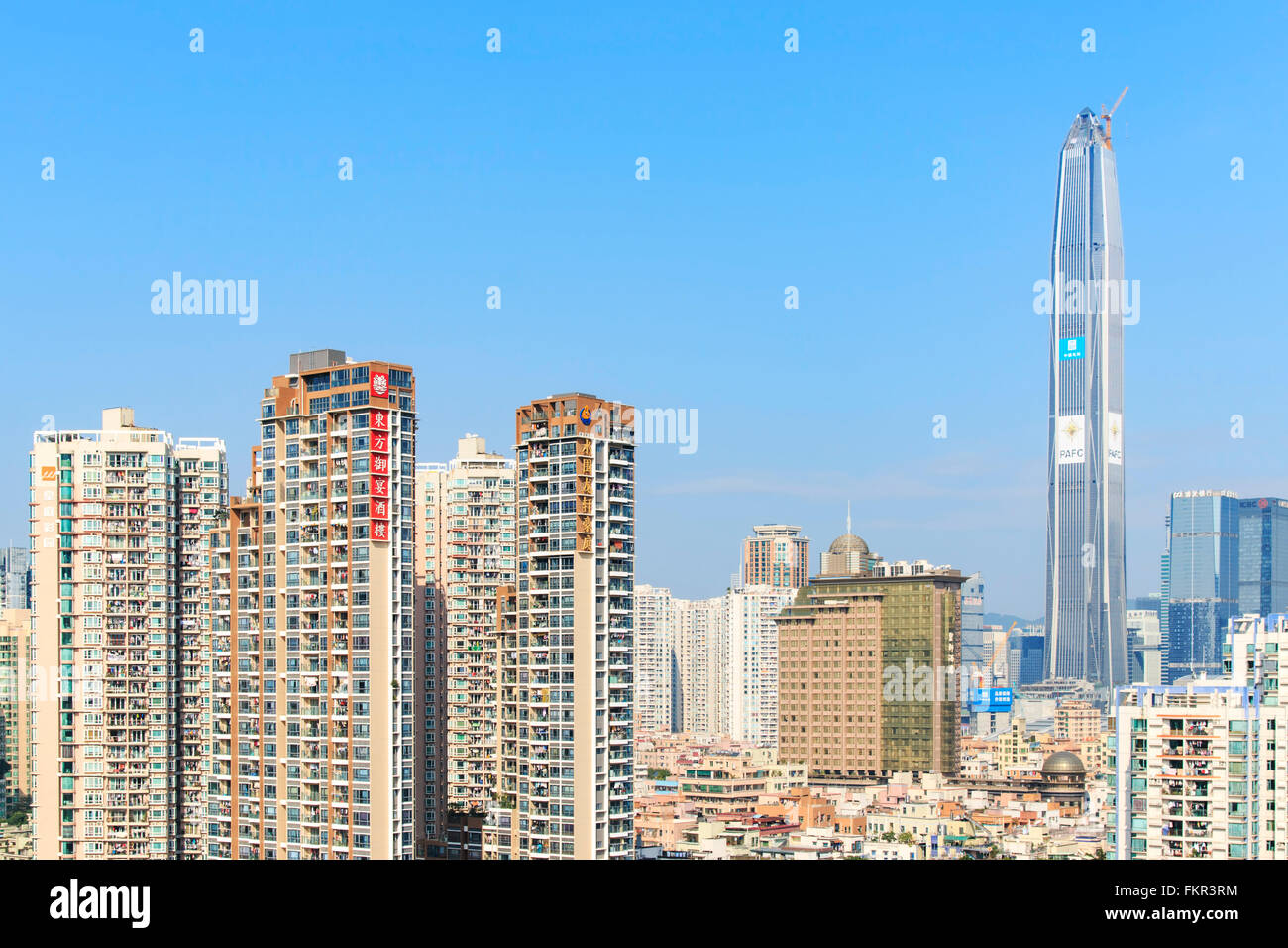 Shenzhen, Chine - 18 janvier, 2016 : Shenzhen skyline avec le KK100, le deuxième plus haut édifice de la ville, sur l'arrière-plan Banque D'Images