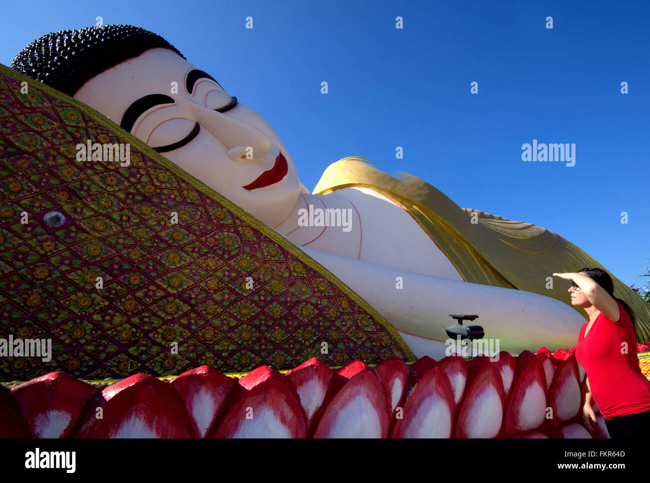 Brea, en Californie, aux États-Unis. 10 Mar, 2016. Le Temple Bouddhiste Cambodgien (Wat Dharmararam) à Stockton, Californie, est un temple bouddhiste actif qui propose plus de 100 couleurs et plus grand que nature que statues incrustées bijoux célébrer la vie et l'histoire de la Cambodian Bouddha. Le temple dispose d'un 50 pieds de long Bouddha allongé. Également le nouvel an cambodgien annuel Célébration chaque avril. © Bruce Chambers/ZUMA/Alamy Fil Live News Banque D'Images