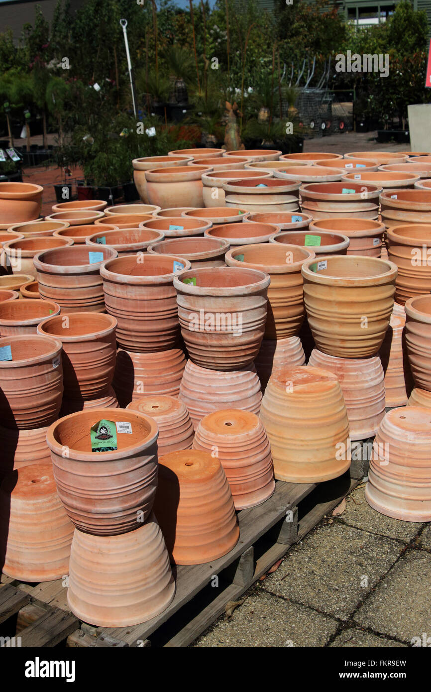 Pots de terre cuite à la vente en pépinière le jardin Banque D'Images