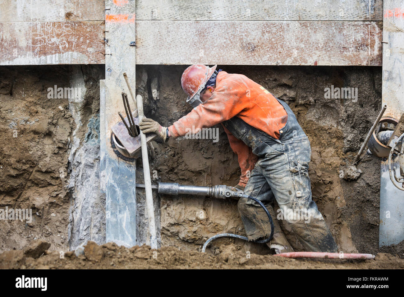 Caucasian worker at construction site Banque D'Images