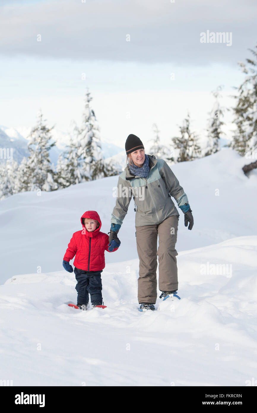 Caucasian mother and son walking in snow Banque D'Images