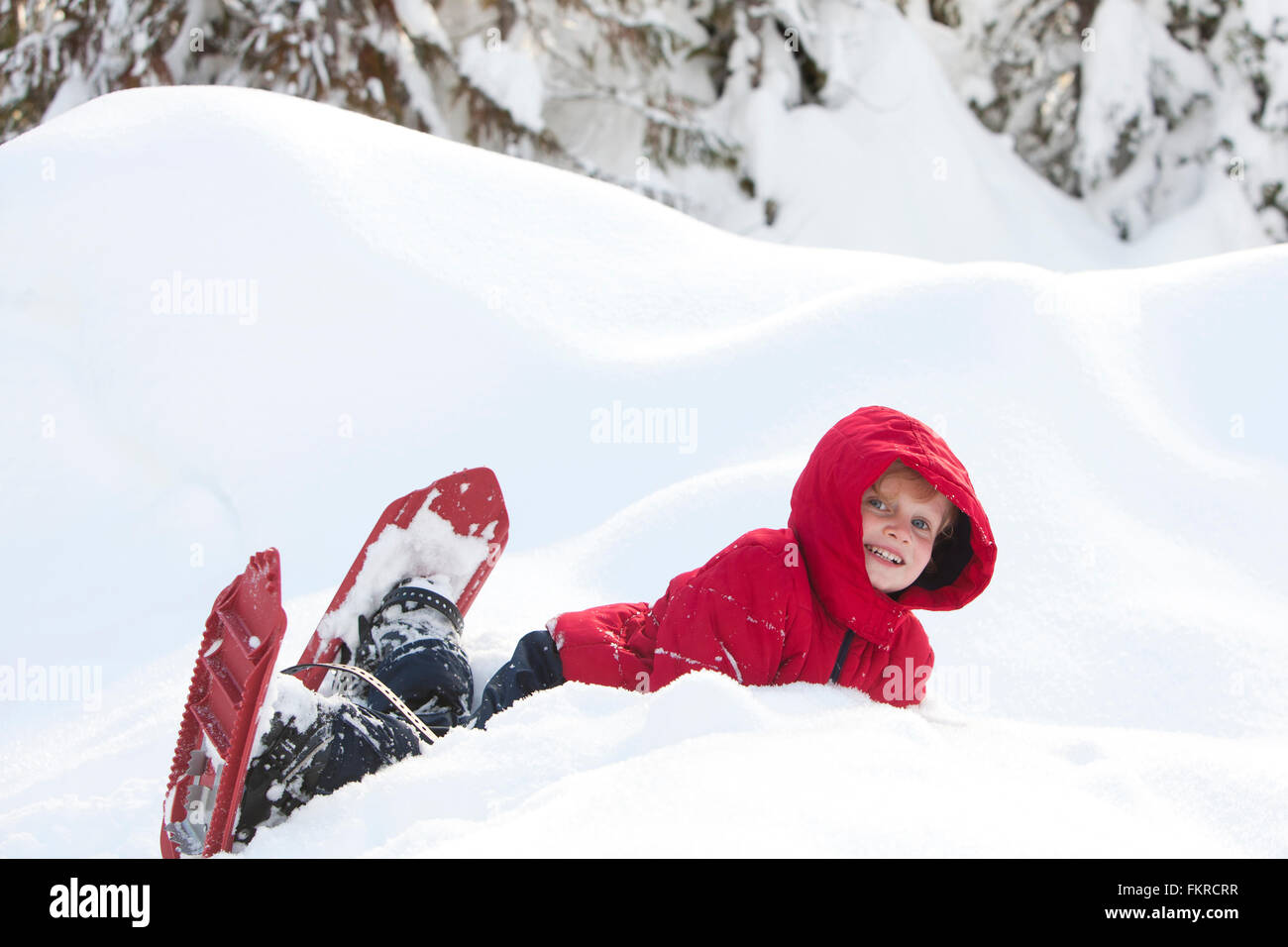 Young boy raquette on hillside Banque D'Images