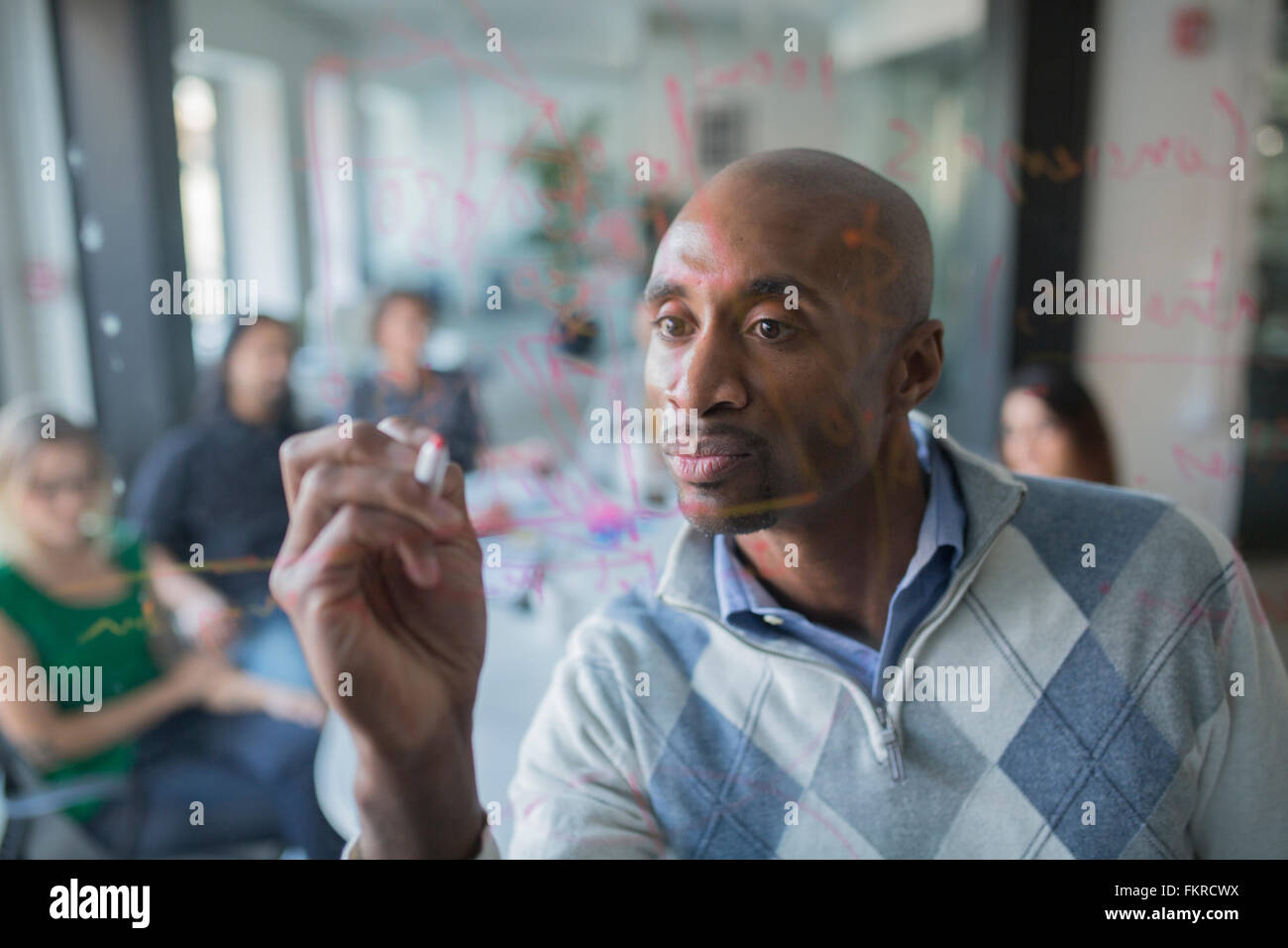 Graphique dessin d'affaires sur verre wall in office Banque D'Images