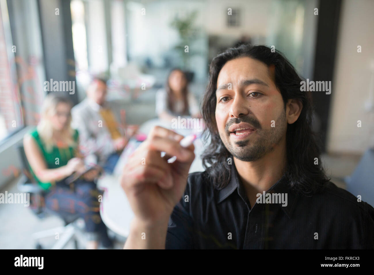 Graphique dessin d'affaires sur verre wall in office Banque D'Images