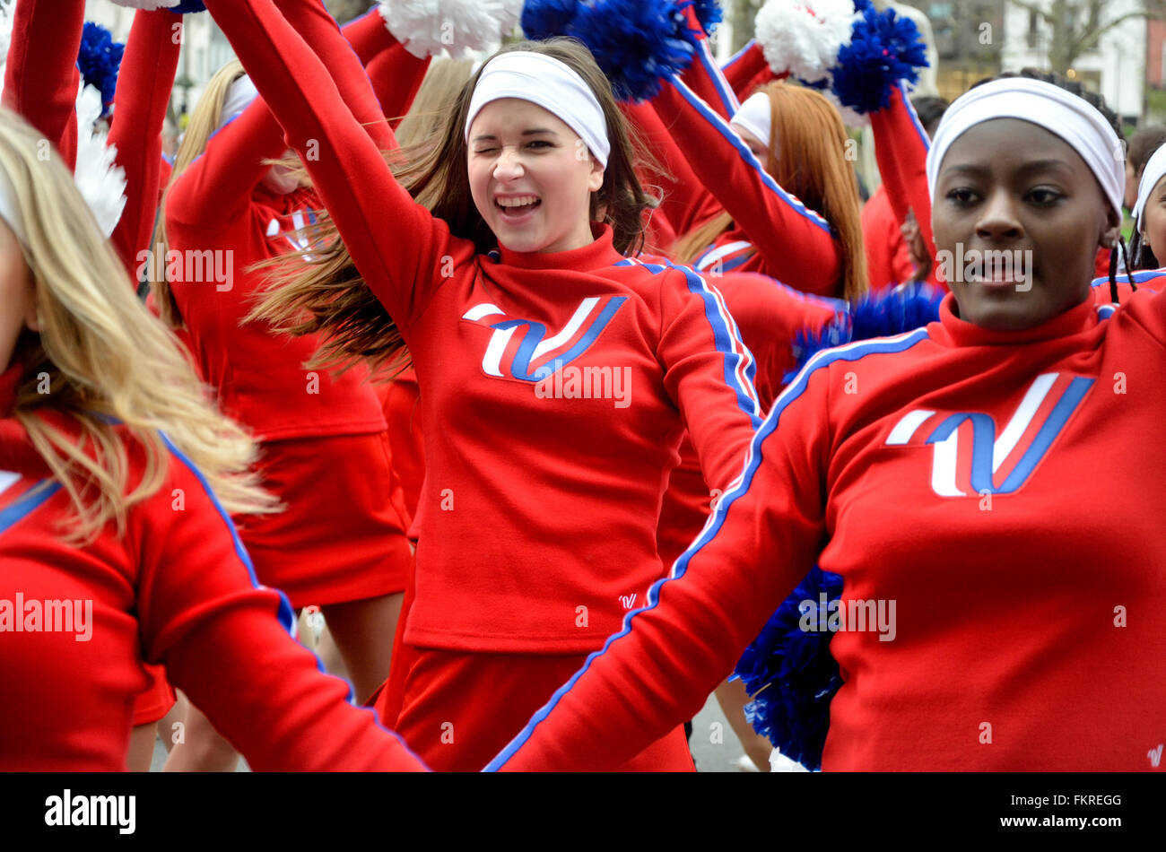 Londres, Royaume-Uni. Le défilé du Nouvel An Jan1 2016. Cheerleaders américaines Banque D'Images