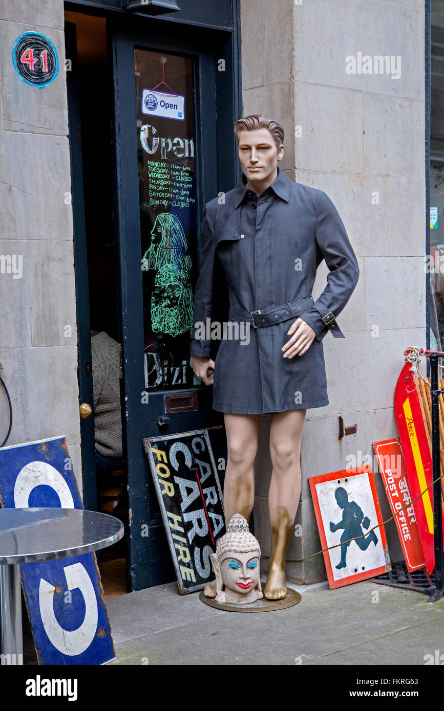 Un mélange éclectique d'affichage la mode vintage et d'objets à l'extérieur d'un magasin de vêtements vintage sur St Stephen Street, Édimbourg, Écosse, Royaume-Uni. Banque D'Images