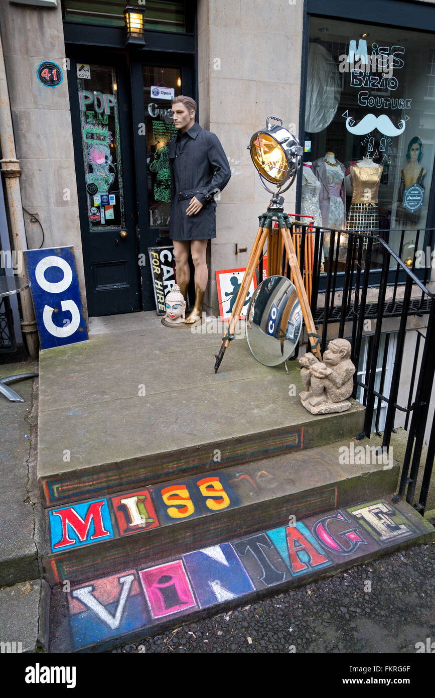 Un mélange éclectique d'affichage la mode vintage et d'objets à l'extérieur d'un magasin de vêtements vintage sur St Stephen Street, Édimbourg, Écosse, Royaume-Uni. Banque D'Images