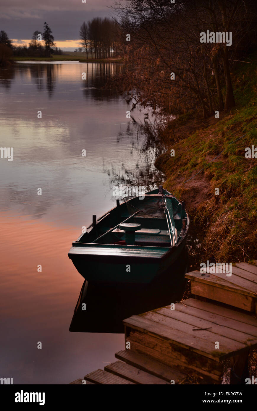 Bateau de pêche sur la rivière Tweed près de Birgham où la rivière forme la frontière écossaise. Banque D'Images