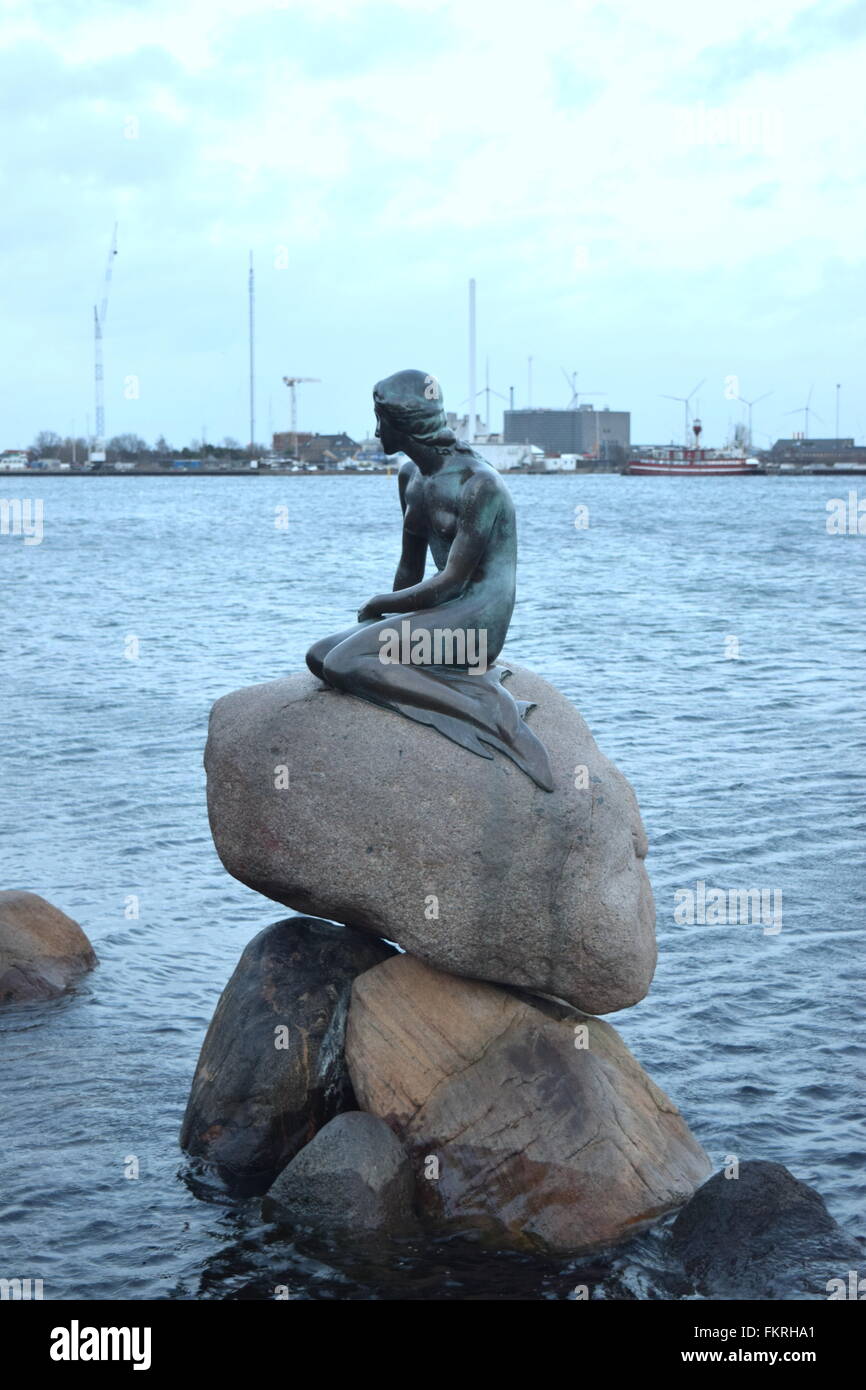 La Petite Sirène, statue en bronze d'Edvard Eriksen inspiré par le célèbre conte de Hans Christian Andersen à Copenhague Banque D'Images La Petite Sirène, statue en bronze d'Edvard Eriksen inspiré par le célèbre conte de Hans Christian Andersen à Copenhague Banque D'Images