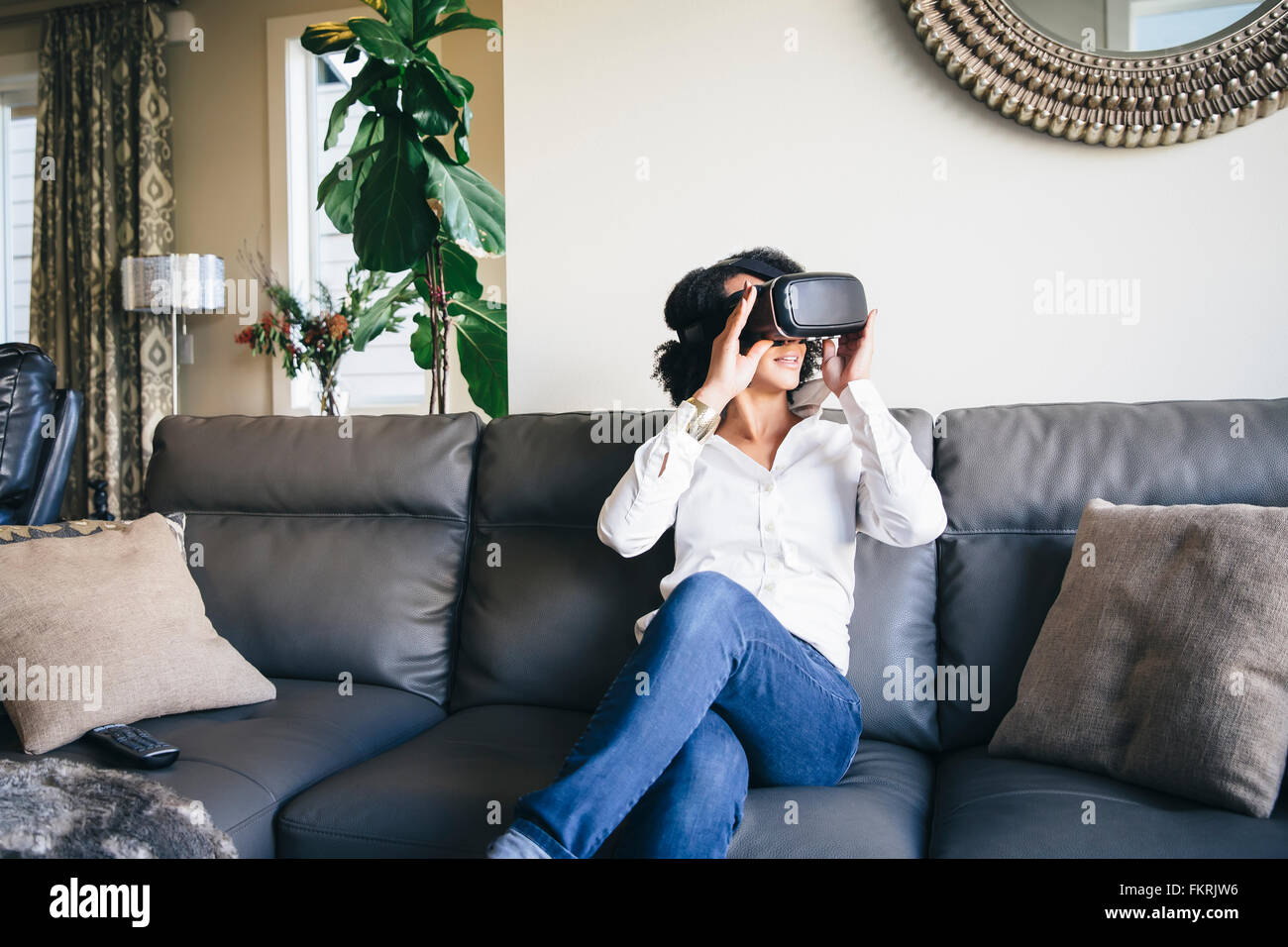 Mixed Race woman en utilisant des lunettes de réalité virtuelle Banque D'Images