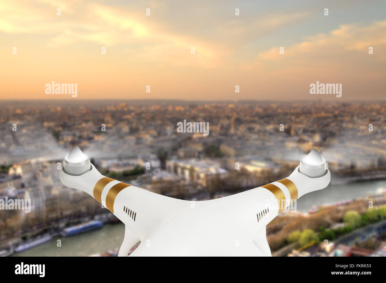 Drone volant au-dessus de la ville de Paris panorama Banque D'Images