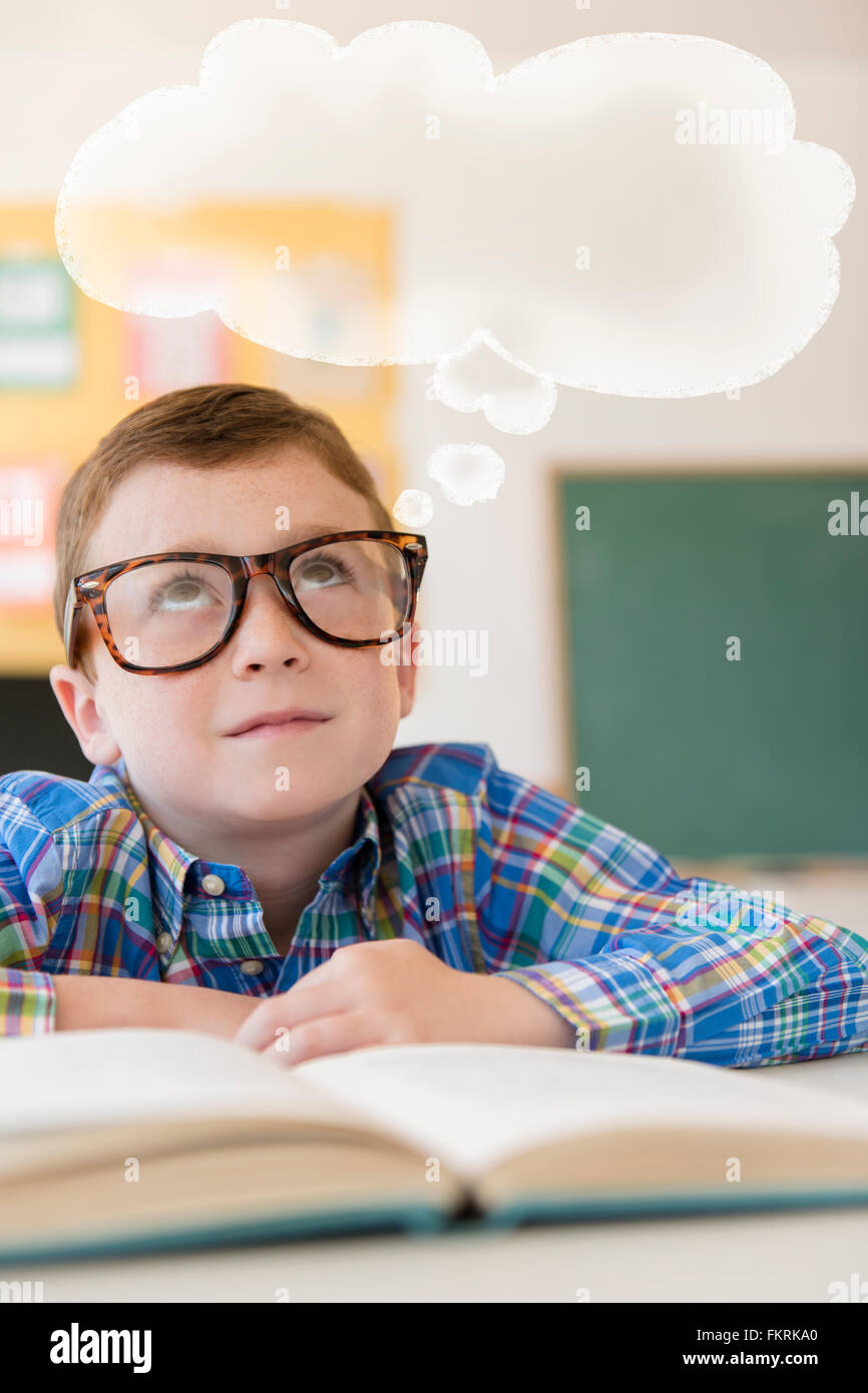 Caucasian student avec bulle pensée in classroom Banque D'Images