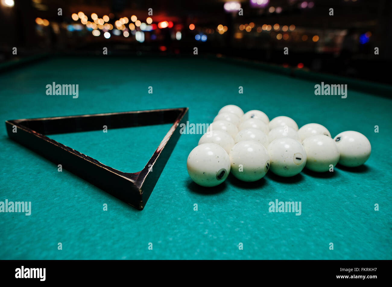 La Fédération de billard billes sur la table avec triangle Photo Stock -  Alamy